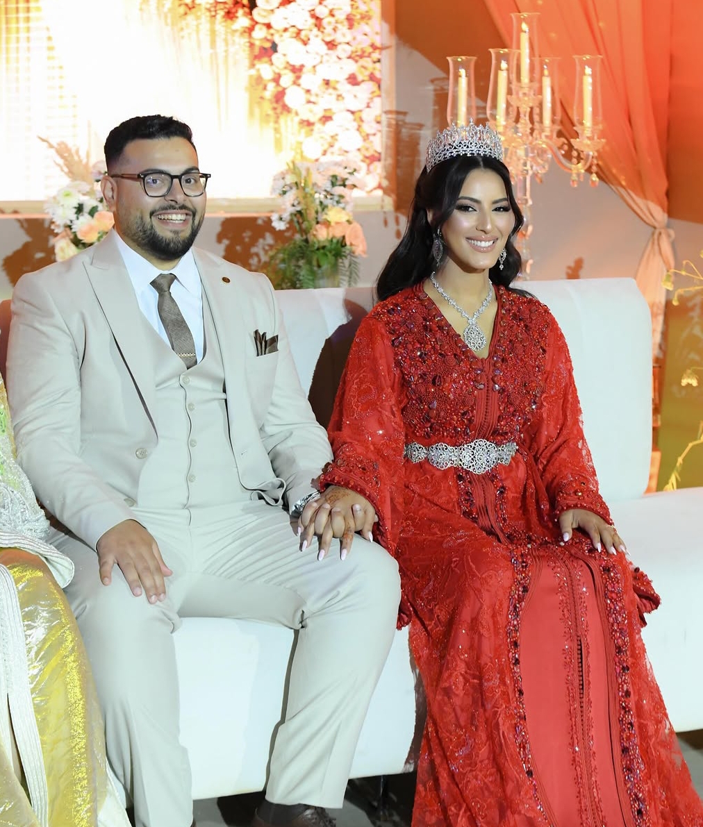 إطلالة باللون الأحمر